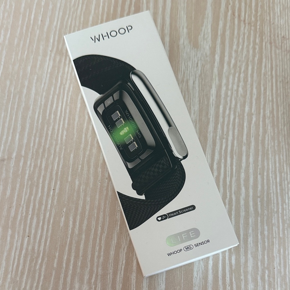 Whoop LIFE Fitness Tracker with Black Band+1 yr prepaid membership